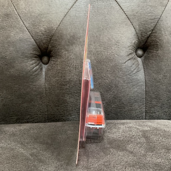 Johnny Lightning, Motor Trend, 1970 Plymouth Hemi Cuda - Picture 5 of 5